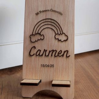 Soporte móvil de madera con detalle grabado