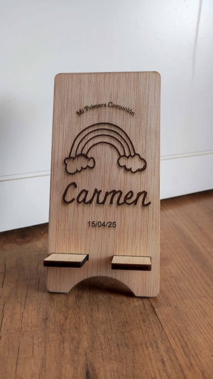 Soporte móvil de madera con detalle grabado