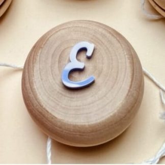 Yoyo de madera con inicial acrílico