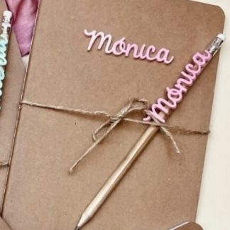 Cuaderno con nombre en relieve y lápiz